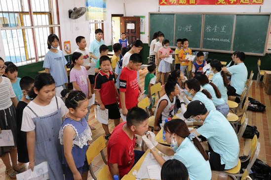 7月17日,实践团队为厦铺小学的小学生们进行口腔检查