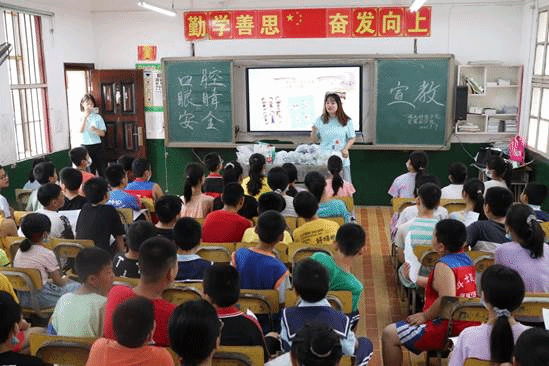 7月17日,实践团队为厦铺小学的小学生们进行保护口腔健康宣教